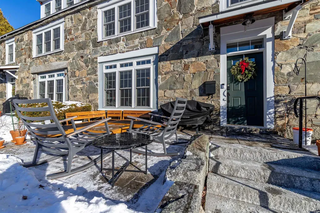 6 Bay Road Newmarket NH 03857