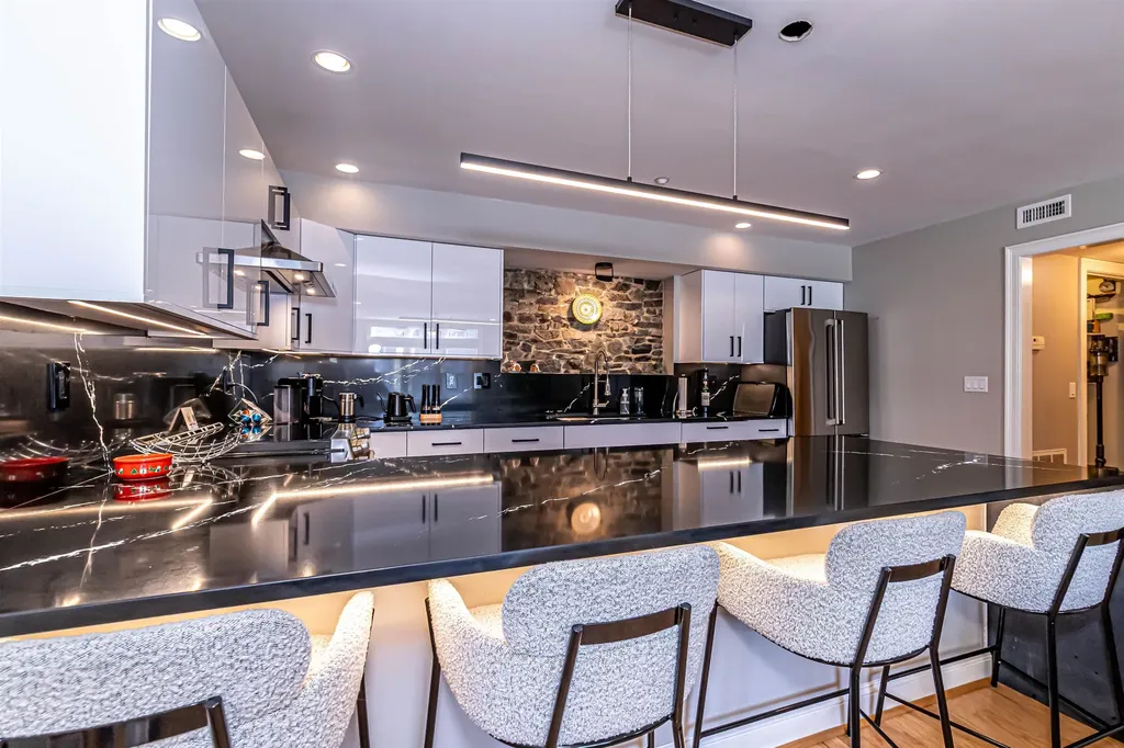 6 Bay Road Newmarket NH 03857