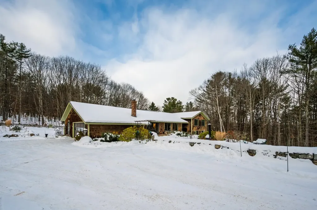 53 Elkins Road New London NH 03257