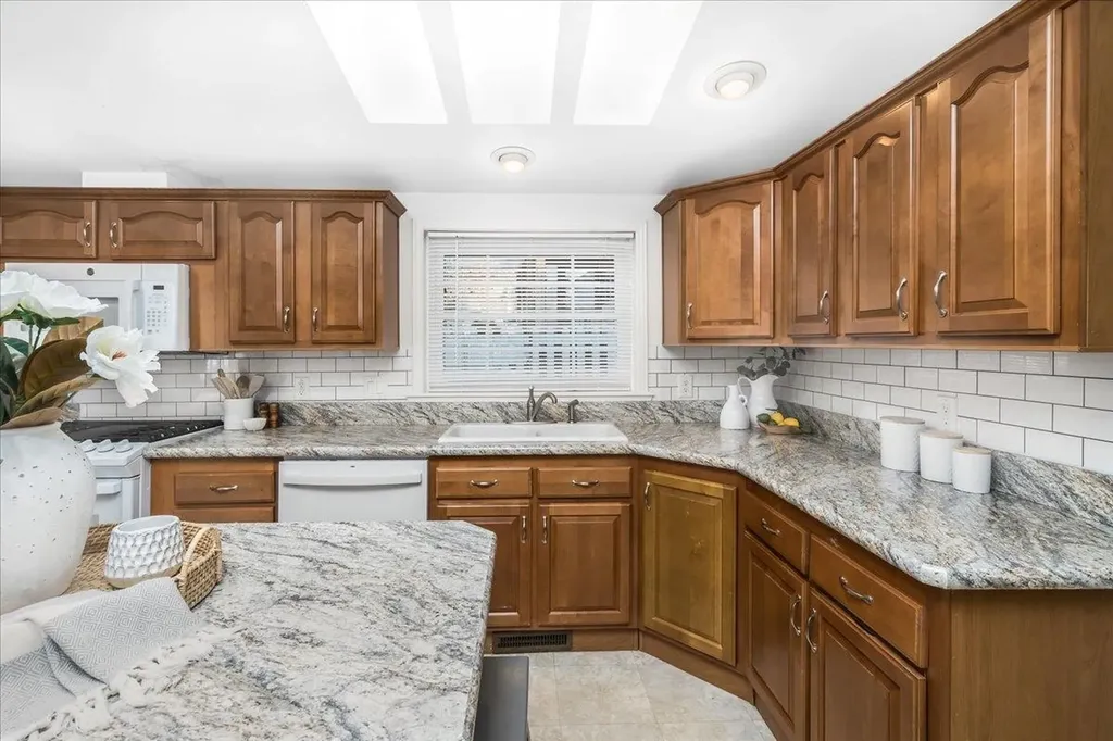 80 Ledgewood Way Manchester NH 03104