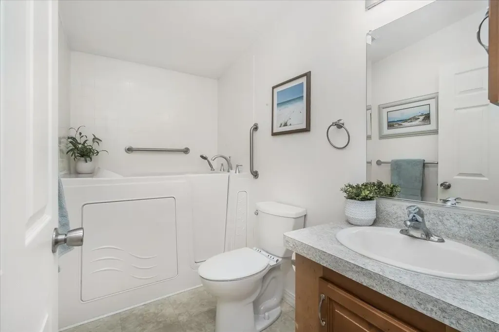 80 Ledgewood Way Manchester NH 03104