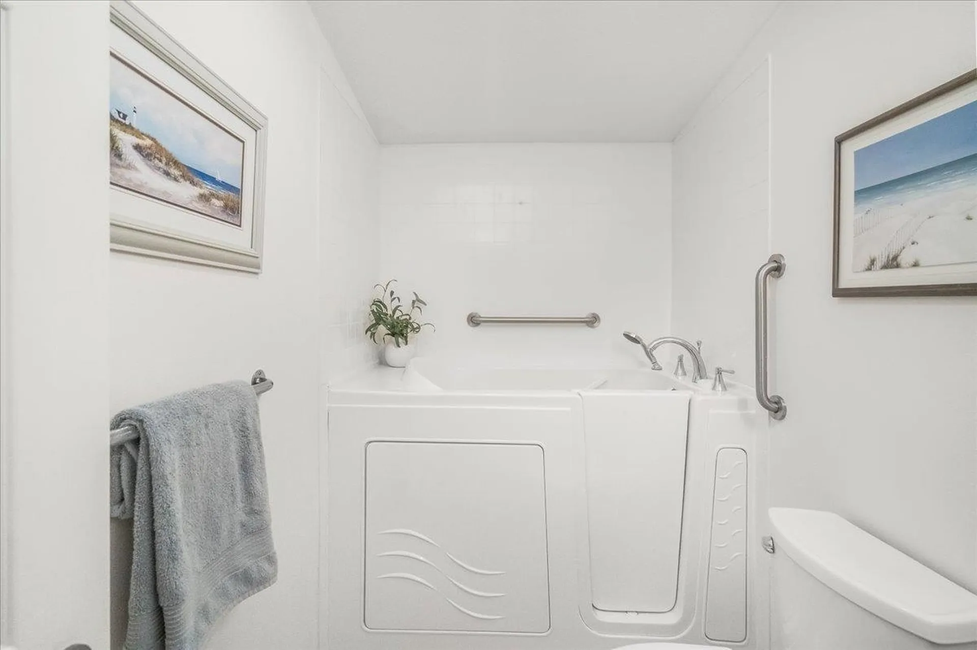 80 Ledgewood Way Manchester NH 03104