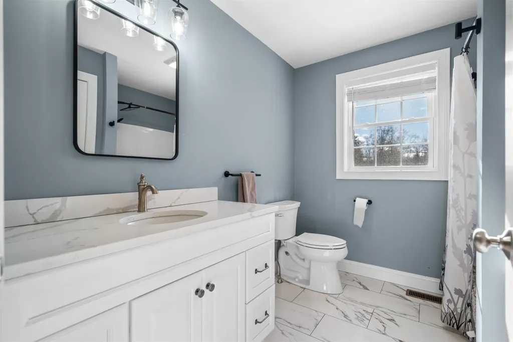 78 Back Road Danville NH 03819