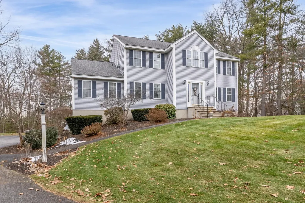19 Colonial Drive Londonderry NH 03053