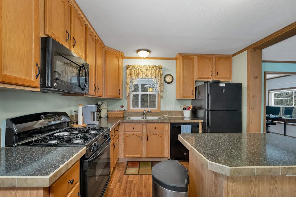 21 Mansfield Woods Way New Hampton NH 03256