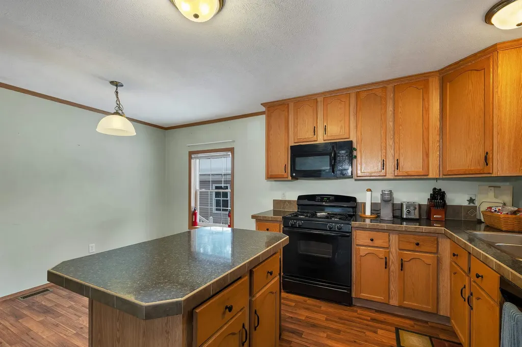 21 Mansfield Woods Way New Hampton NH 03256