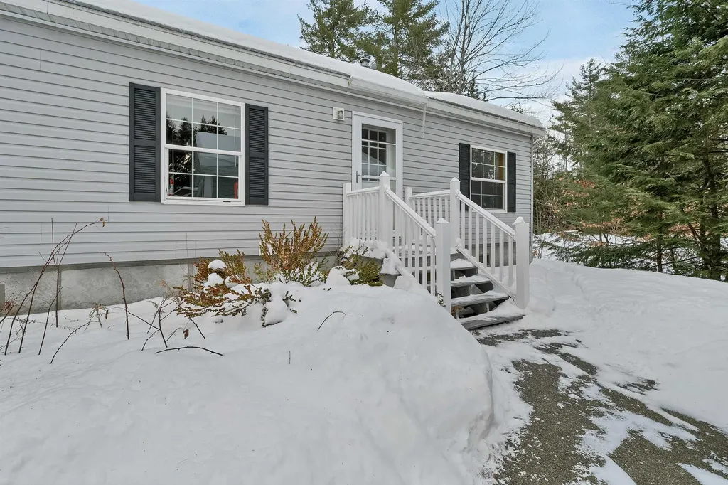 21 Mansfield Woods Way New Hampton NH 03256