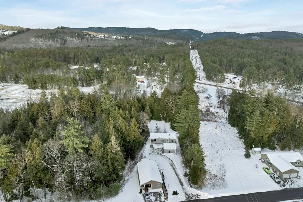 21 Mansfield Woods Way New Hampton NH 03256