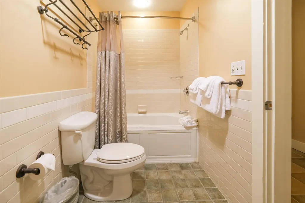 717/719 Q1-4 Jackson Gore Adams House Ludlow VT 05149