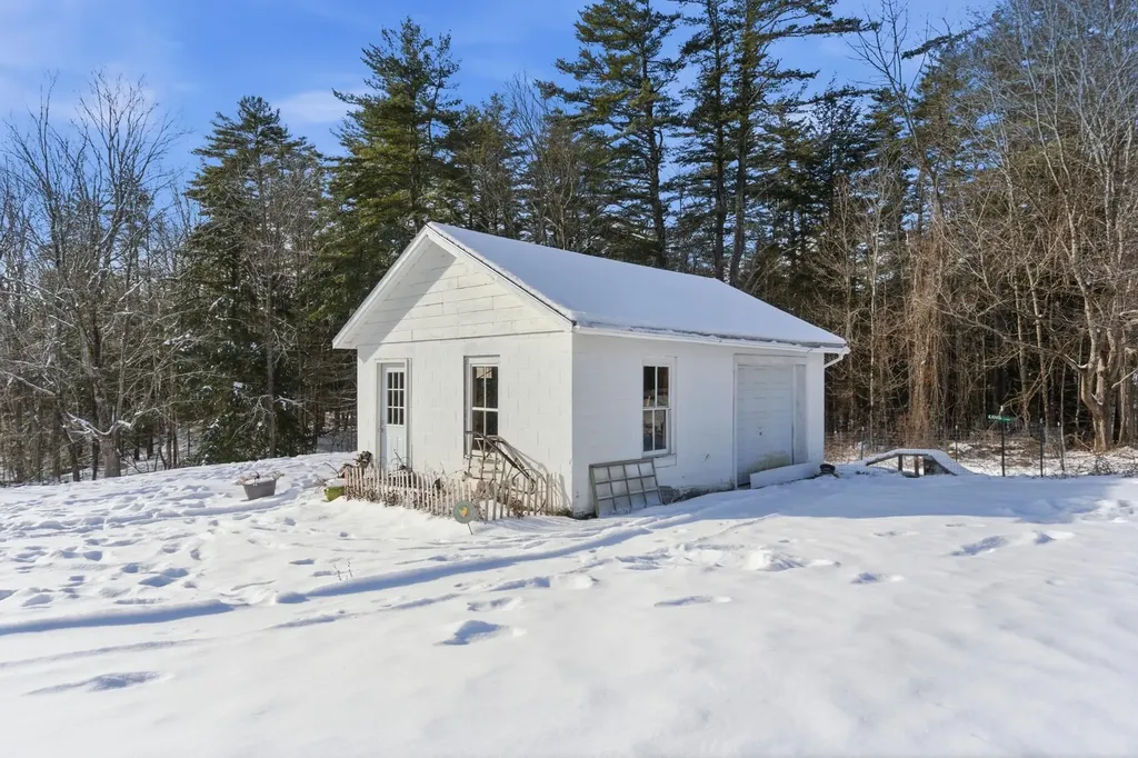 557 Wentworth Road Brookfield NH 03872