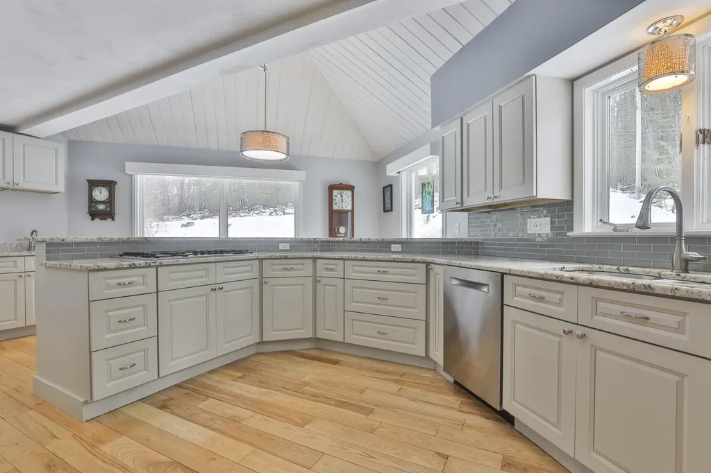 38 Old Manchester Road Amherst NH 03031