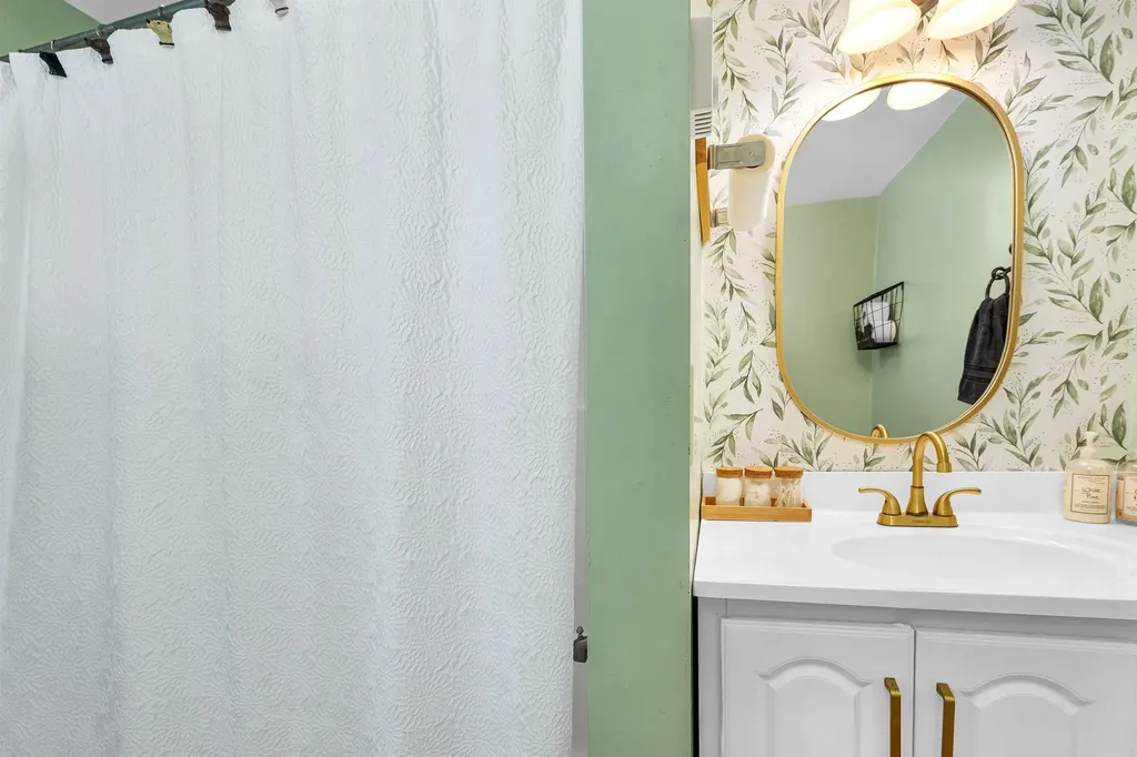 48 South Way Tamworth NH 03886