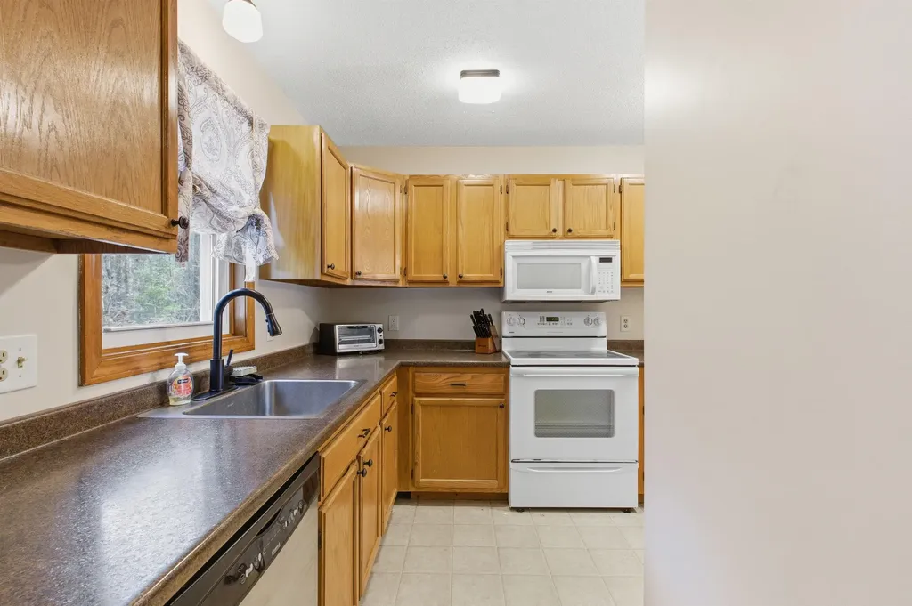 10 Chester Lane Enfield NH 03748