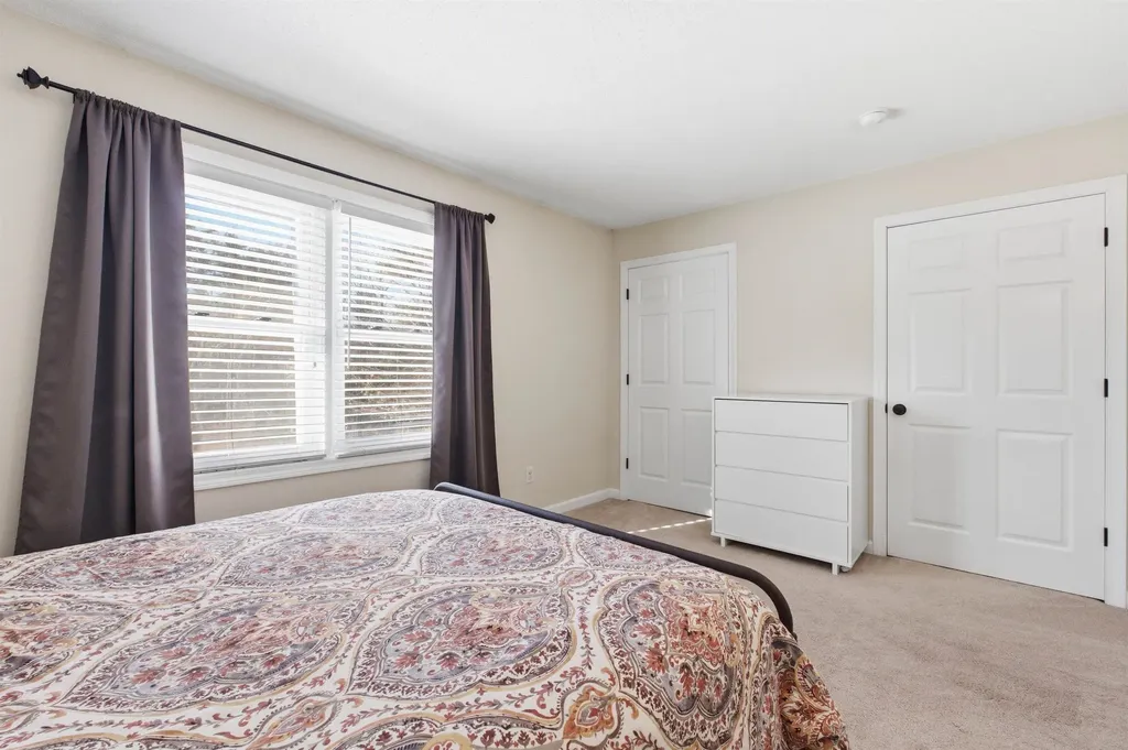 10 Chester Lane Enfield NH 03748