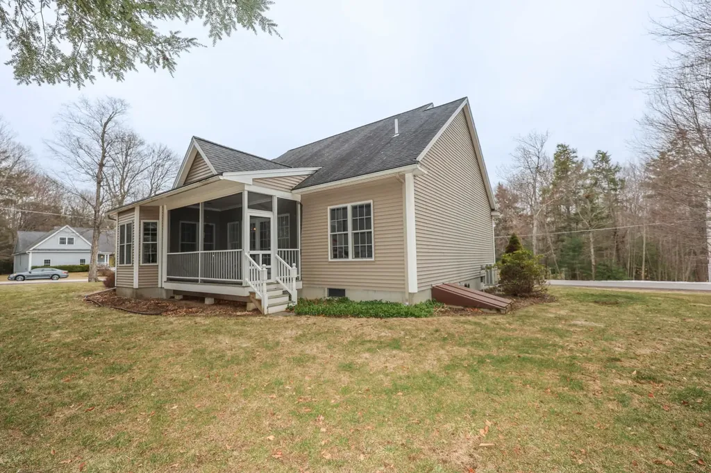 64 Pray Street Rochester NH 03868