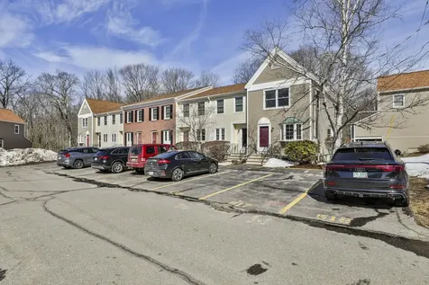 518 Fox Hollow Way Manchester NH 03104