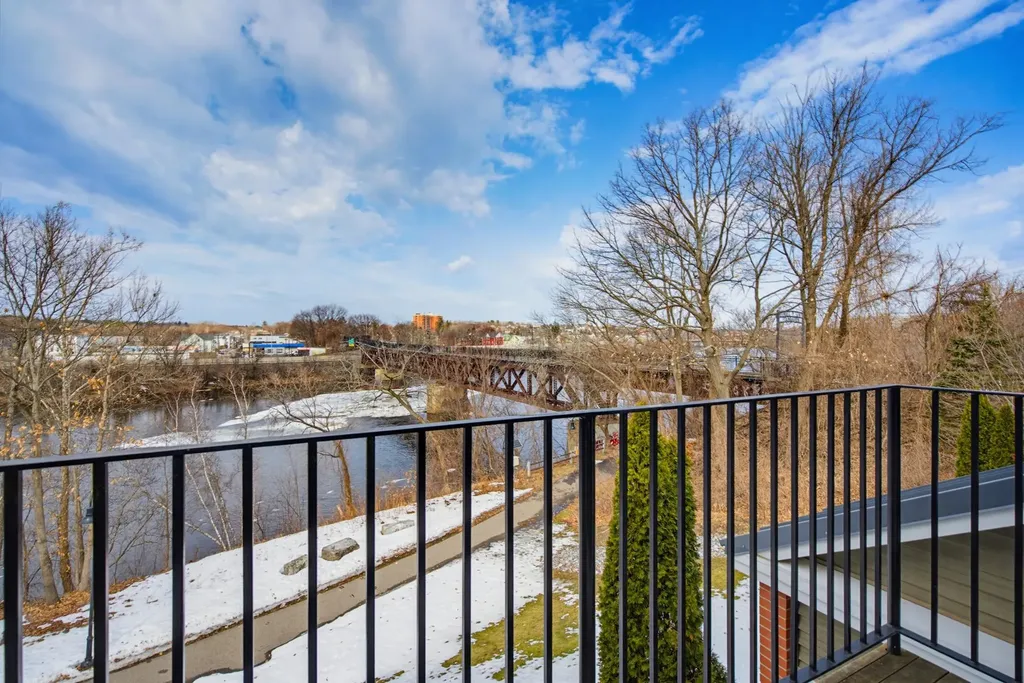 107 Riverwalk Way Manchester NH 03101