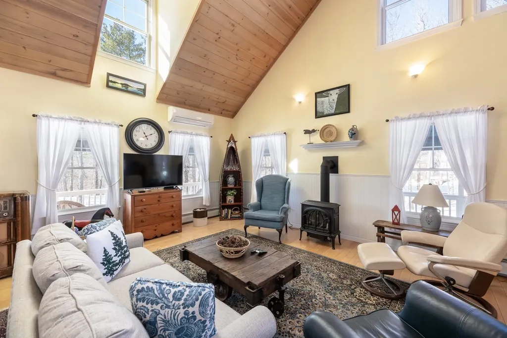 8 Oak Knoll Road Meredith NH 03253
