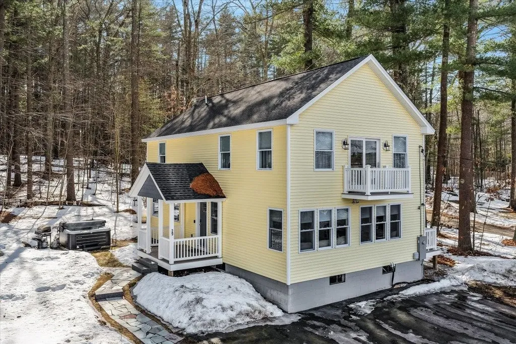 29 Beaver Lake Avenue Derry NH 03038