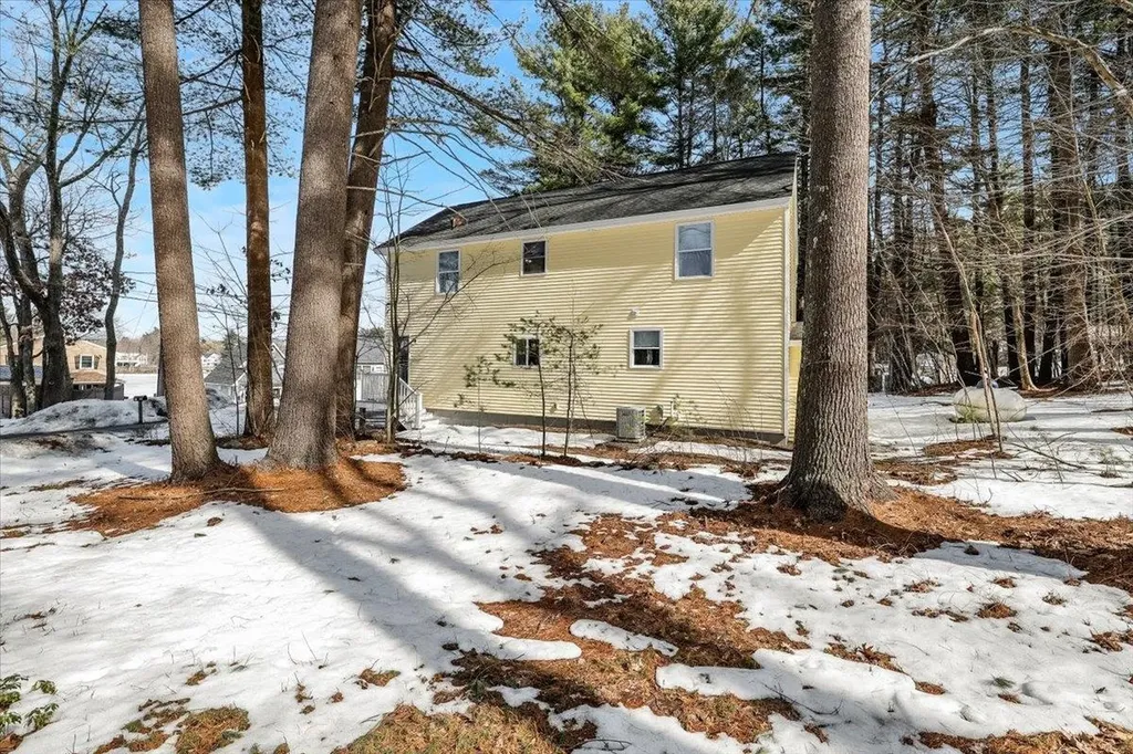 29 Beaver Lake Avenue Derry NH 03038
