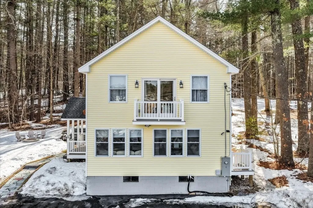 29 Beaver Lake Avenue Derry NH 03038