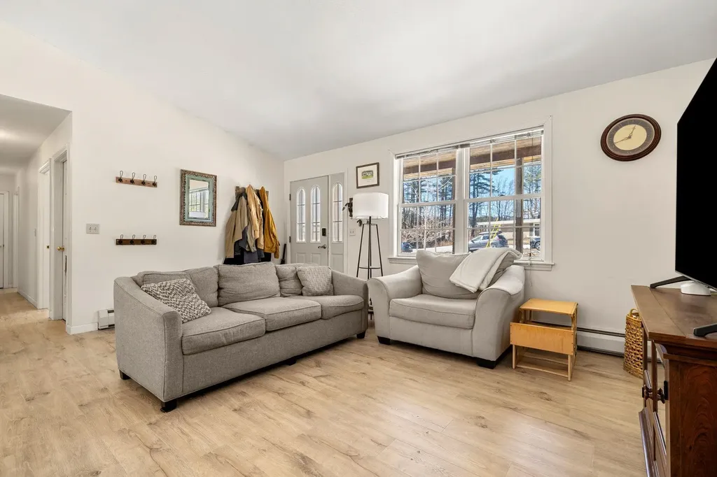 27 Barnes Avenue Alton NH 03809