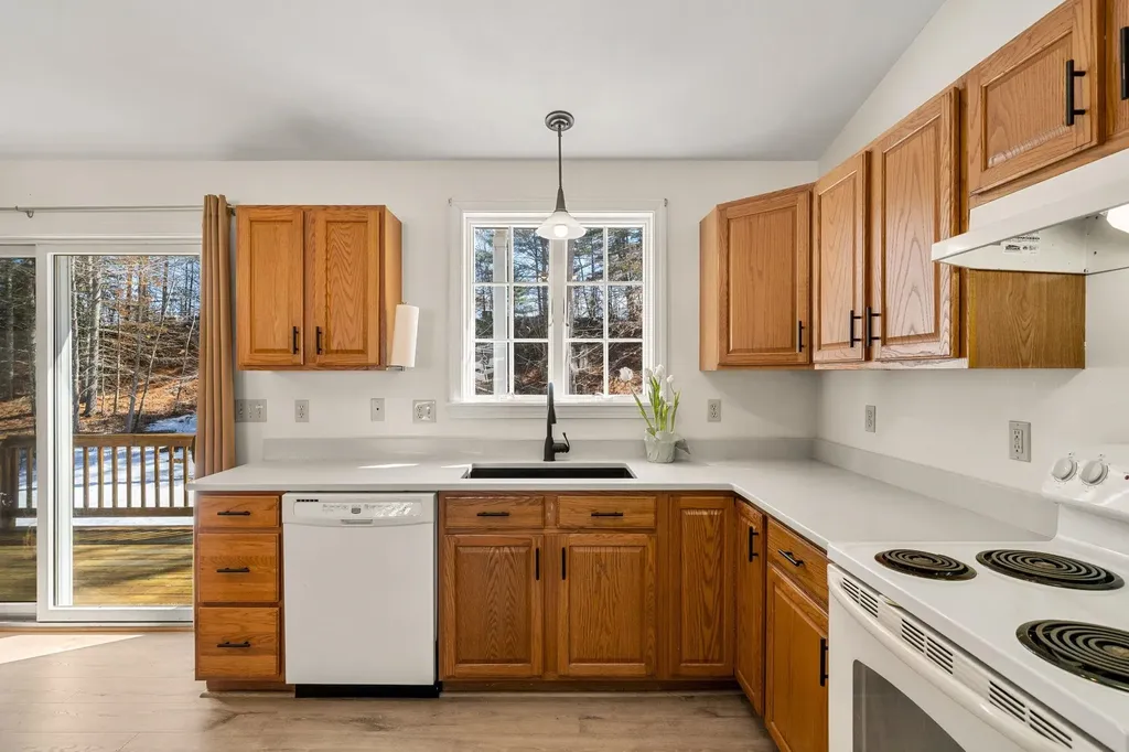 27 Barnes Avenue Alton NH 03809