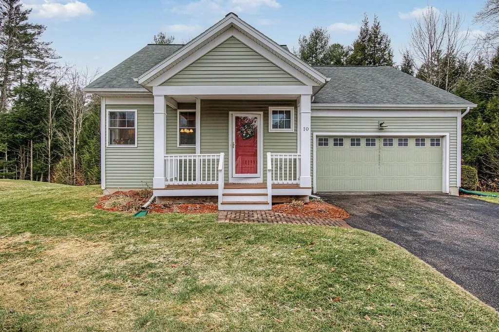 10 Stonebrook Circle Essex VT 05452