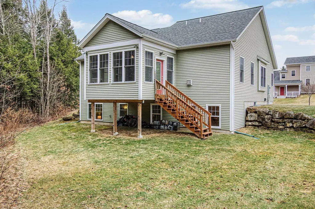 10 Stonebrook Circle Essex VT 05452
