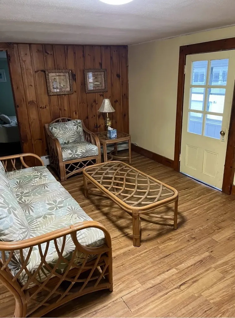 7 Dover Avenue Hampton NH 01830-3031