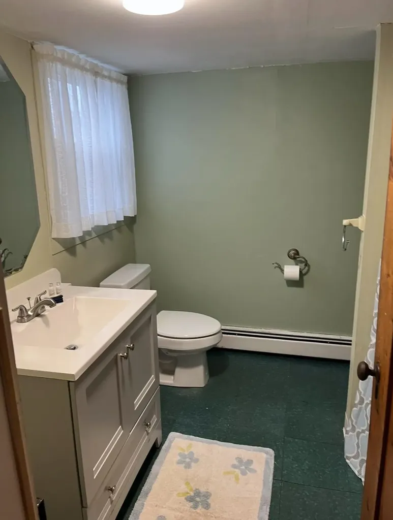 7 Dover Avenue Hampton NH 01830-3031