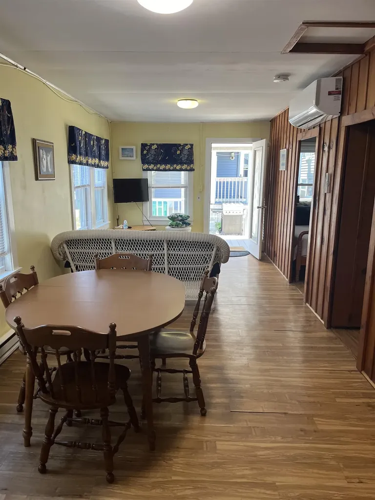 7 Dover Avenue Hampton NH 01830-3031