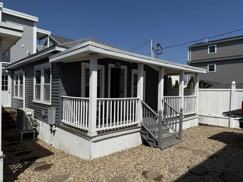 7 Dover Avenue Hampton NH 01830-3031