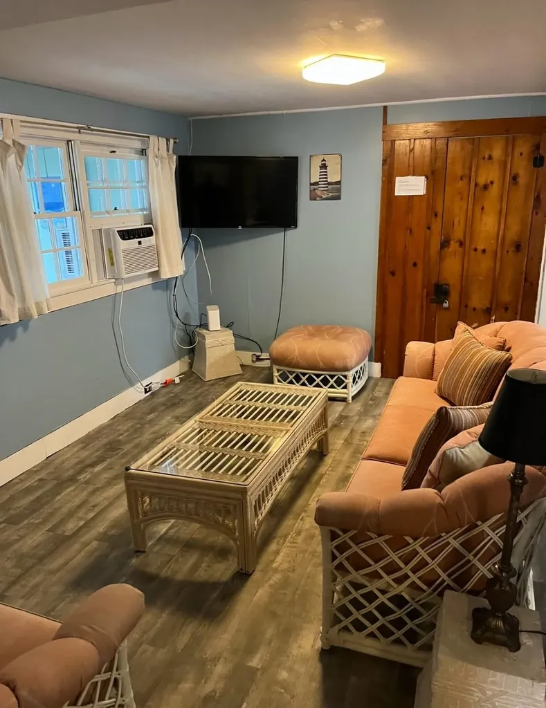 7 Dover Avenue Hampton NH 01830-3031