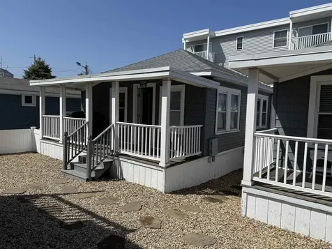 7 Dover Avenue Hampton NH 01830-3031