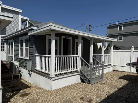 7 Dover Avenue Hampton NH 01830-3031