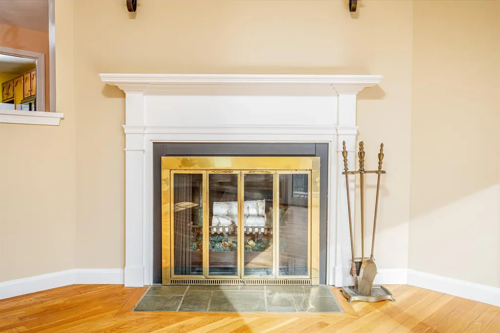 9 Governor Square Peterborough NH 03458