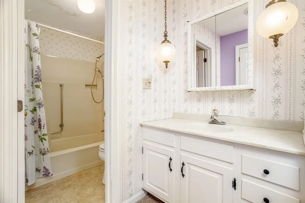 9 Governor Square Peterborough NH 03458