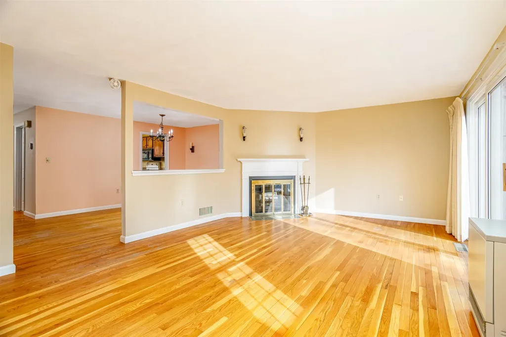 9 Governor Square Peterborough NH 03458