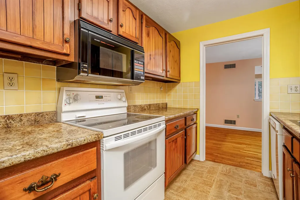 9 Governor Square Peterborough NH 03458