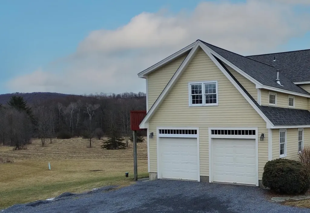 20 Robin Lane Charlotte VT 05445