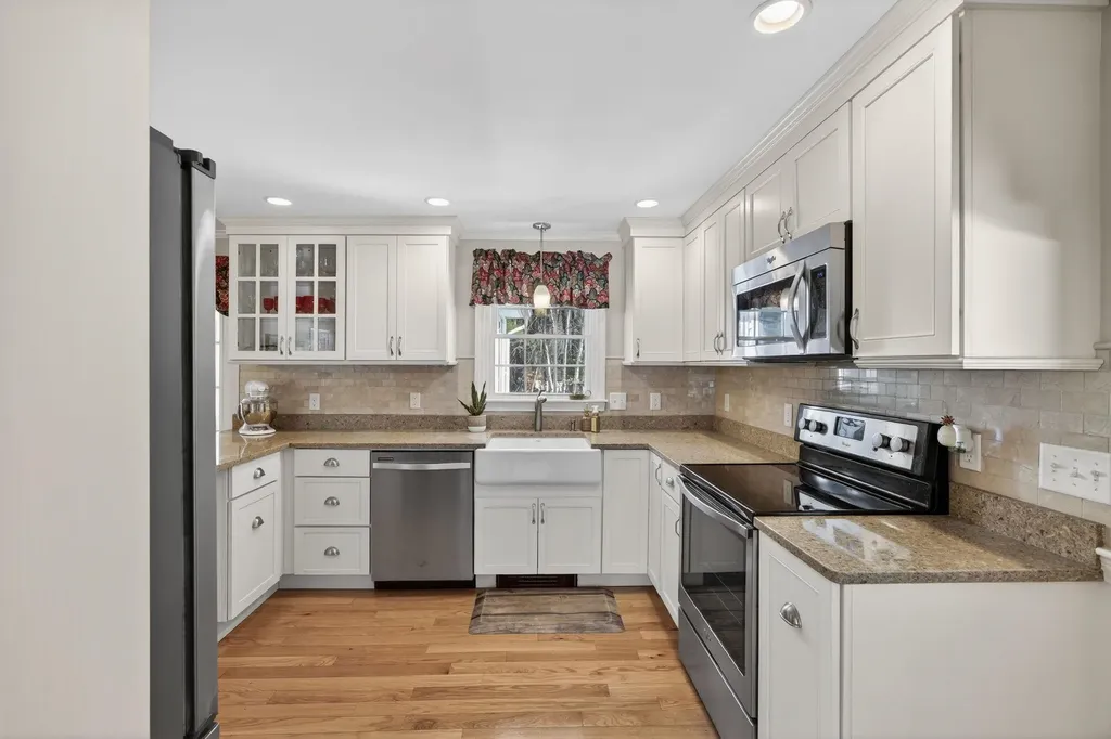 4 Tully Street Windham NH 03087