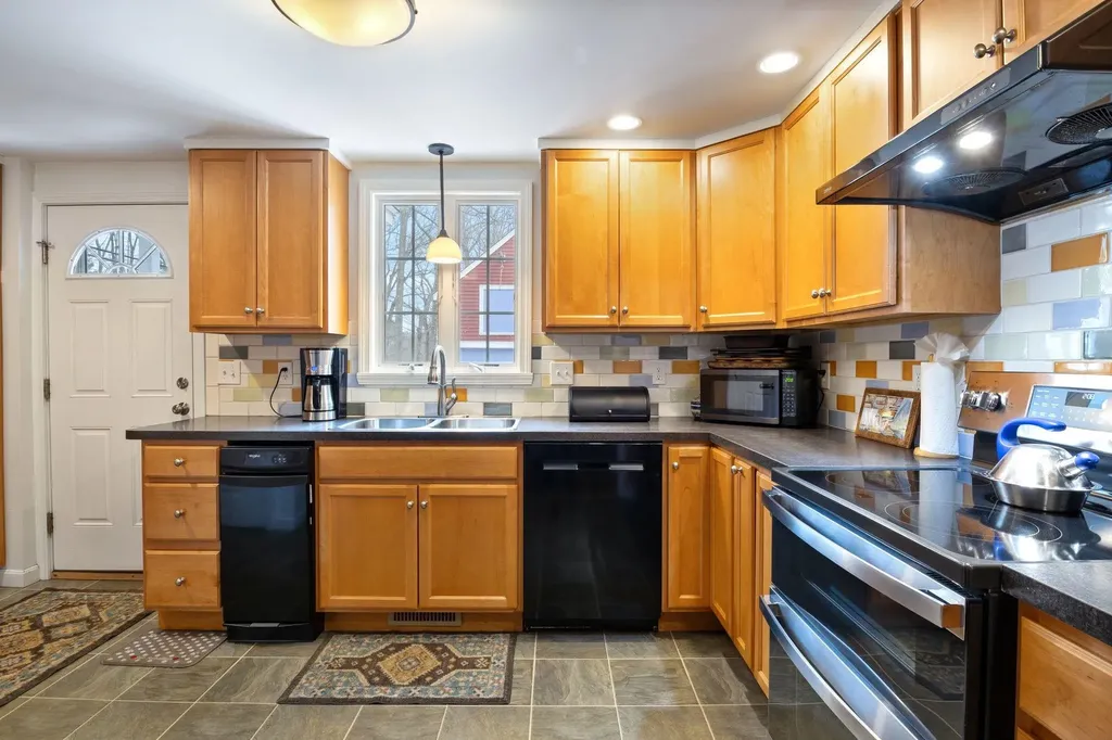 60 Walnut Avenue North Hampton NH 03862