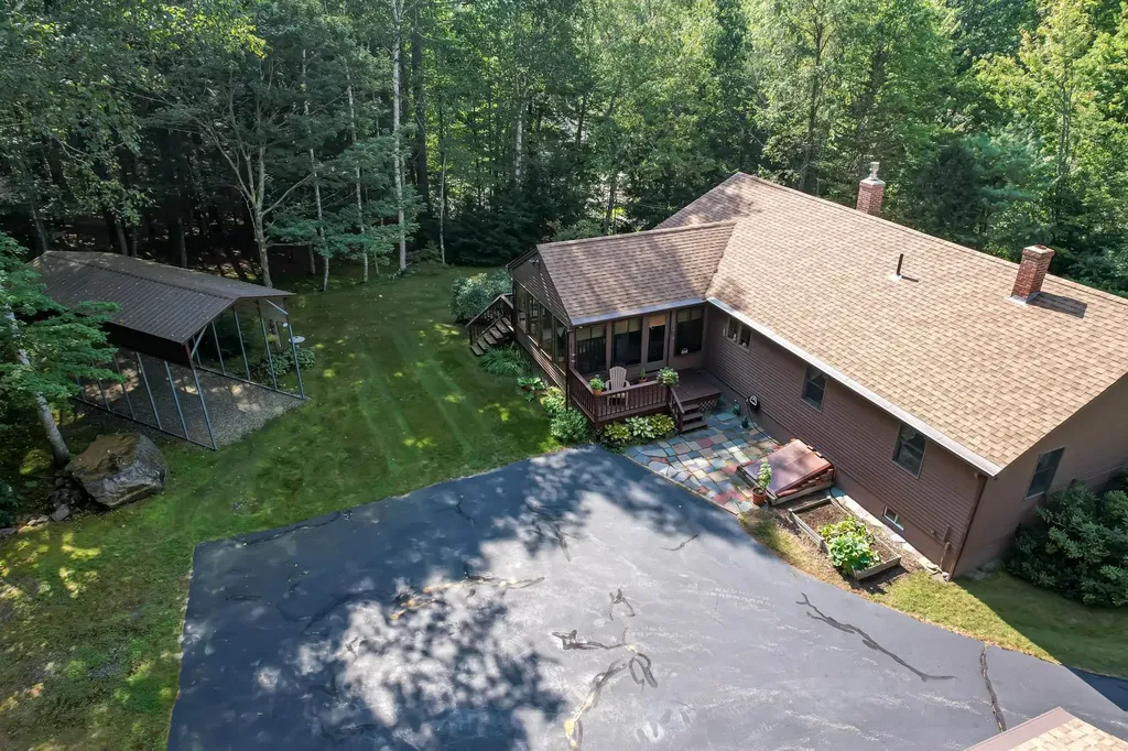 13 Evans Road Hebron NH 03241