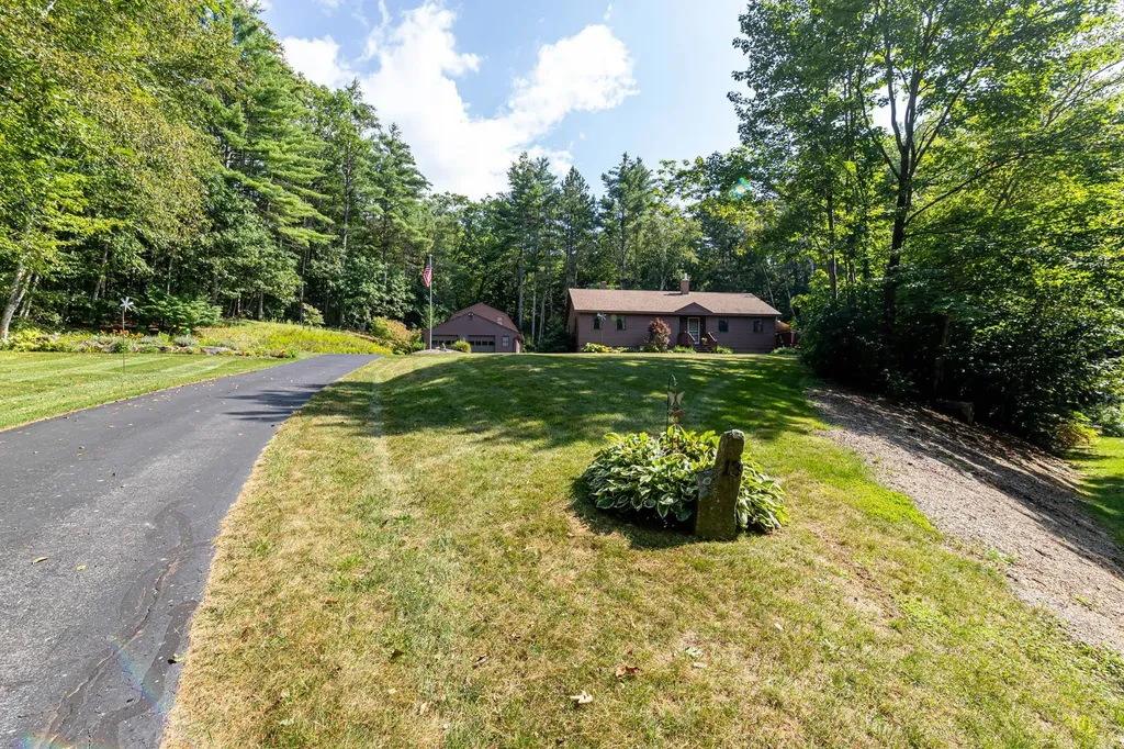 13 Evans Road Hebron NH 03241
