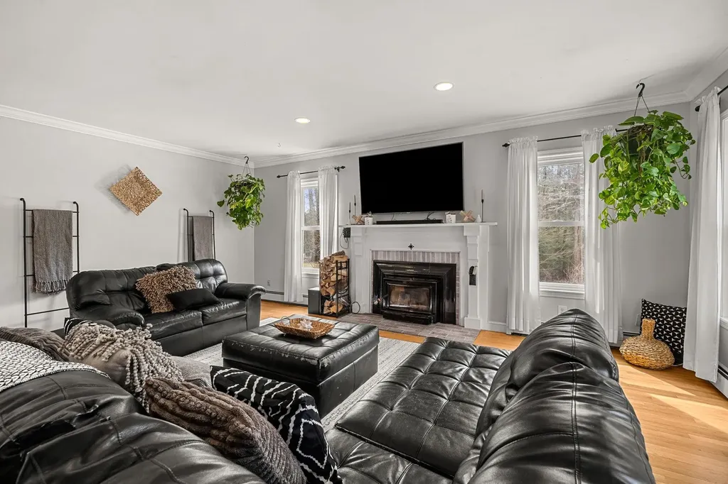 71 Deerwood Hollow Chester NH 03036