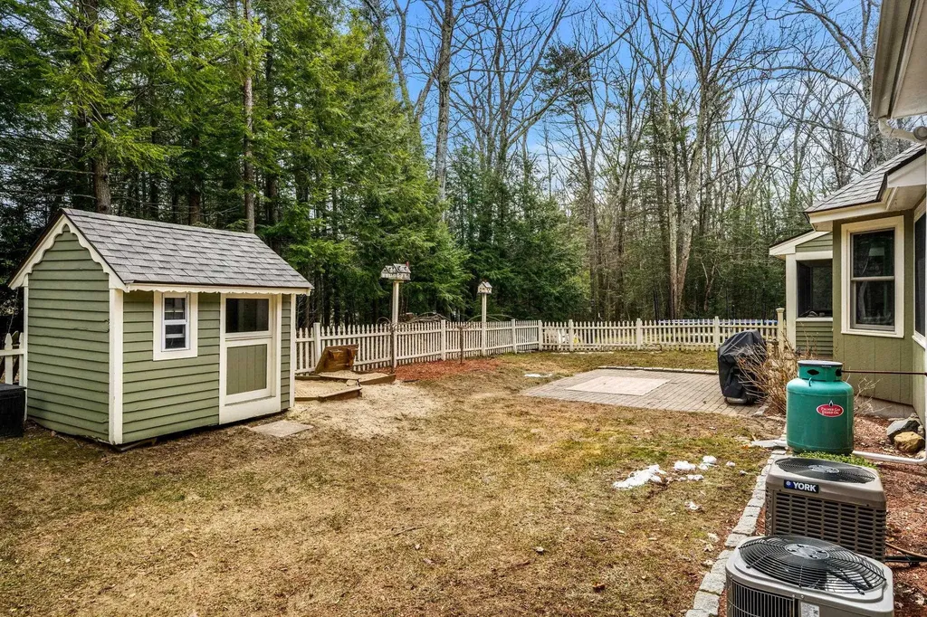 71 Deerwood Hollow Chester NH 03036