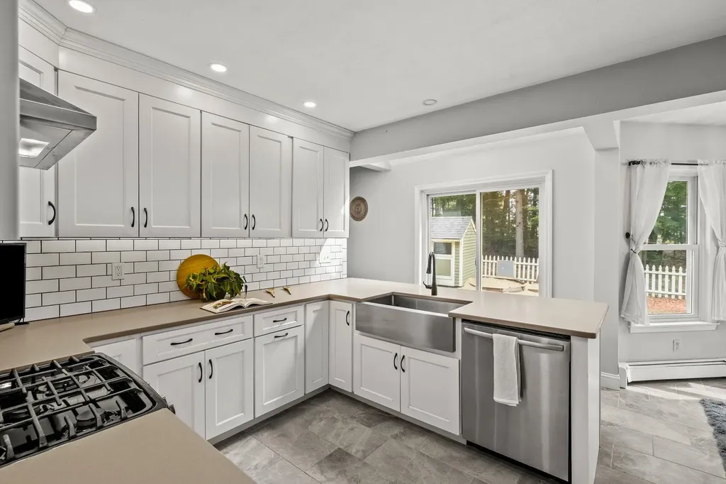 71 Deerwood Hollow Chester NH 03036