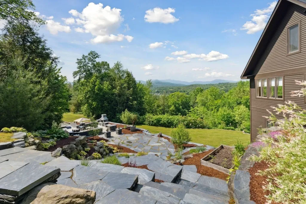 237 Points North Road Stowe VT 05672