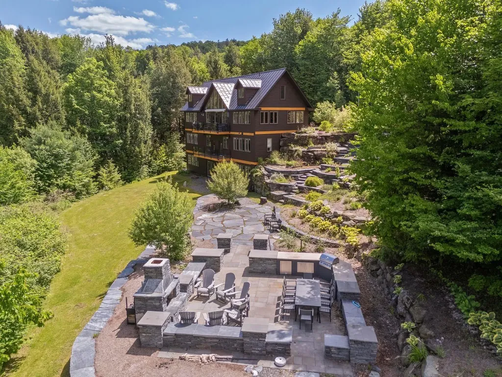 237 Points North Road Stowe VT 05672
